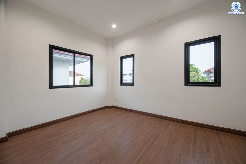 บ้านมือสองตกแต่งใหม่ โครงการ บุรีรมย์ วัดพระเงิน เนื้อที่ 36.3 ตร.ว. ฟังก์ชัน 3 ห้องนอน 2 ห้องน้ำ 1 ที่จอดรถ พื้นที่ใช้สอยกว้างขวาง เดินทางสะดวกสบาย บนทำเลเชื่อมต่อถนนกาญจนาภิเษก ใกล้เซ็นทรัลเวสต์เกต โครงการรถไฟฟ้าสายสีม่วง "สถานีตลาดบางใหญ่" และทางด่วน "ศรีรัช"